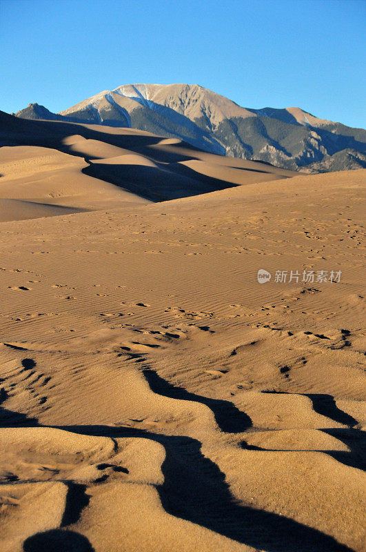 在Sangre de Cristo山脉的Herard山和大沙丘NP，科罗拉多，美国